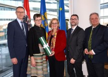 Anerkennung für Pflegedirektorin Roswitha Astner (2. v. l.), im Bild mit LGA-Vorstand Alfred Zens, Landeshauptfrau Johanna Mikl-Leitner, ZBR-Vorsitzenden Gottfried Feiertag und dem medizinischen Direktor der LGA Markus Klamminger.