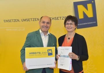 Präsentierten die Ergebnisse der Studie \"Arbeitsland Niederösterreich\": Landeshauptmann-Stellvertreter Mag. Wolfgang Sobotka und Studienautorin Mag. Gertrude Hausegger.