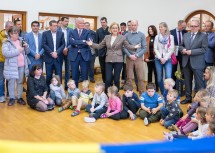 Landeshauptfrau Johanna Mikl-Leitner und LH-Stellvertreter Franz Schnabl mit Kindergartenkindern und Ehrengästen.