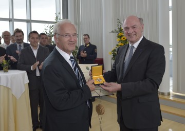Landeshauptmann Dr. Erwin Pröll überreichte dem Leiter des Landeskriminalamtes, Brigadier Franz Polzer, das \"Große Goldene Ehrenzeichen für Verdienste um das Bundesland Niederösterreich\".