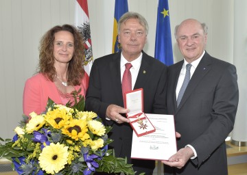 Das \"Große Goldene Ehrenzeichen für Verdienste um die Republik Österreich\" nahm Klubobmann Alfredo Rosenmaier (im Bild mit Gattin Doris) aus den Händen von Landeshauptmann Dr. Erwin Pröll entgegen. (v.l.n.r.)