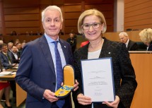 Ehrenzeichen-Überreichung im NÖ Landhaus: Landeshauptfrau Johanna Mikl-Leitner überreichte NÖM-Vorstand Alfred Berger das Silberne Komturkreuz des Ehrenzeichens für Verdienste um das Bundesland Niederösterreich.