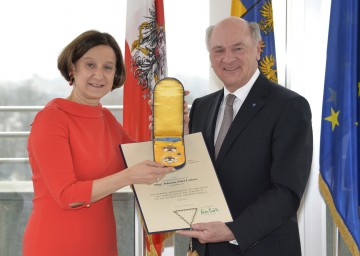 Landeshauptmann Dr. Erwin Pröll überreichte Innenministerin Mag. Johanna Mikl-Leitner das \"Silberne Komturkreuz mit dem Stern des Ehrenzeichens für Verdienste um das Bundesland Niederösterreich\".