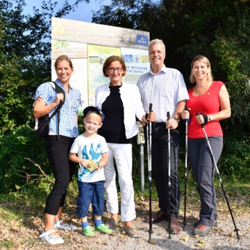 Im Bild von links nach rechts: Martina und Konstantin Reitermayer, Landeshauptmann-Stellvertreterin Mag. Johanna Mikl-Leitner, Bürgermeister Peter Buchner und Mag. Petra Leitner-Braun, Geschäftsführerin der Initiative „Tut gut“