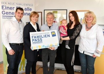 Papa Michael Haase, Landesrätin Mag. Barbara Schwarz, Opa Johann Haase, Kind Yvonne Pfaffeneder mit Mama Christina Pfaffeneder und Oma Anita Haase freuen sich über das erweiterte Versicherungspaket. (v.l.n.r.)