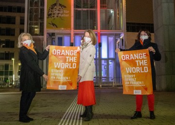 Von links nach rechts: Eva Hahn (Präsidentin des Clubs Soroptimist St. Pölten Allegria), Frauen-Landesrätin Christiane Teschl-Hofmeister und Ingeborg Dockner (Club Soroptimist St. Pölten Allegria)