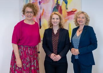 (v.l.n.r.) Landesrätin Christiane Teschl-Hofmeister, Bundesministerin Eva-Maria Holzleitner und Landesrätin Eva Prischl.