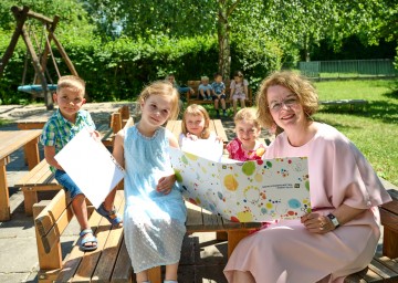 Bildungs-Landesrätin Christiane Teschl-Hofmeister mit Kindergartenkindern 