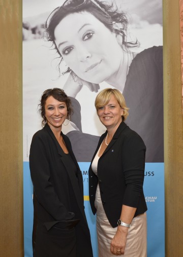 Die bekannte Serienkommissarin Ursula Strauss und Landesrätin Mag. Barbara Schwarz (v.l.n.r.) bei der Präsentation des neuen Kulturprogramms \"Wachau in Echtzeit\" im Melker Hof in Wien.