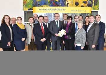 Landesrat Dr. Stephan Pernkopf, im Bild mit seinen Abteilungs- und Projektleitern, zog aus Sicht seines Ressorts eine Bilanz über das Jahr 2016 und gab einen Ausblick auf die Schwerpunkte des Jahres 2017.