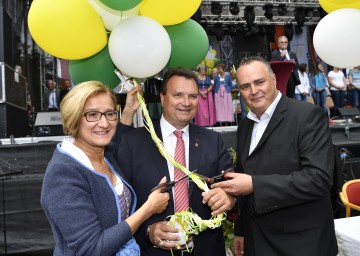 Festakt zu 50 Jahre Stadt Purkersdorf. Im Bild von links nach rechts: Landeshauptfrau Johanna Mikl-Leitner, Bürgermeister Karl Schlögl und Bundesminister Hans Peter Doskozil.<br />
