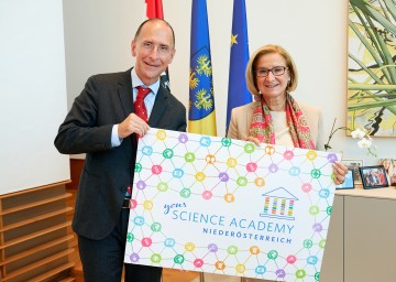 Landeshauptfrau Johanna Mikl-Leitner und Univ.-Prof. Peter Filzmaier informieren zum Start des zweiten Durchgangs der „Science Academy Niederösterreich“.