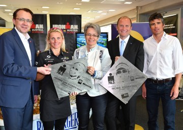 Im Bild von links nach rechts: Bürgermeister Mag. Mathias Stadler, Sportlerin Yvonne Van Vlerken, Sport-Landesrätin Dr. Petra Bohuslav, Mag. Bernhard Lackner von der NV Versicherung und Sportler Michael Göhner