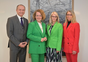 Landesrätin Christiane Teschl-Hofmeister, die Geschäftsführerin der Gesundheit Weinviertel GmbH, Mag. Katja Steininger, BSc und Vorstand Mag. Mag. (FH) Konrad Kogler gratulierten Pflegedirektorin Karin Mörtel, MSC MA.