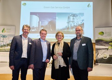 Hubert Seiringer (Obmann Kompost des Kompost & Biogas Verband Österreich), Wirtschaftskammer NÖ Präsident Wolfgang Ecker, Landeshauptfrau Johanna Mikl-Leitner und Norbert Hummel (Obmann Biogas des Kompost & Biogas Verband Österreich) beim „grüngas24“-Kongress im WIFI St. Pölten.