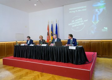 20 Jahre Weinviertel DAC: Pressegespräch in der Wiener Hofburg mit dem österreichischen Weinbaupräsidenten Johannes Schmuckenschlager, Landeshauptfrau Johanna Mikl-Leitner, Chris Yorke, dem Geschäftsführer des Österreich Wein Marketing, und Hans Setzer, dem Vorsitzenden des regionalen Weinkomitees Weinviertel. (v.l.n.r.)