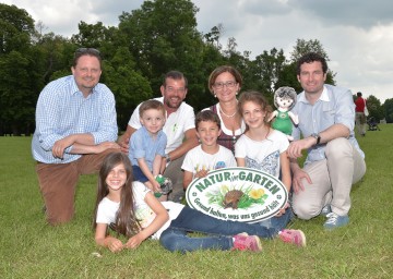 Eröffnung des „Natur im Garten“-Festes im Schlosspark Laxenburg: Gartenleiter DI Wolfgang Mastny, Biogärtner Karl Ploberger, Landeshauptmann-Stellvertreterin Mag. Johanna Mikl-Leitner und der Geschäftsführende Gemeinderat David Berl mit den Kindern Luna, Lorenz, Alexander und Stella. (v.l.n.r.)