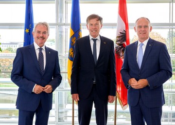 Landtagspräsident Karl Wilfing (l.) und sein Stellvertreter Präsident Gerhard Karner (r.) begrüßen den sächsischen Landtagspräsidenten Matthias Rößler