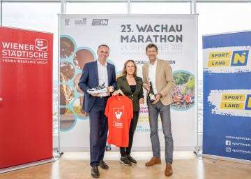 (v.l.) Landesrat Jochen Danninger, die Leiterin Werbung und Sponsoring bei der Wiener Städtischen Versicherung Sabine Toifl und Wachaumarathon Veranstalter Michael Buchleitner.