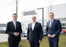 Landesrat Markus Achleitner, ENGEL-CTO Gerhard Dimmler und Landesrat Jochen Danninger vor dem Werk der Firma ENGEL Austria GmbH.