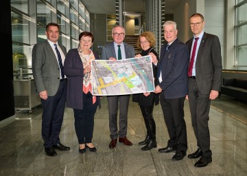 Im Bild von links nach rechts: Bürgermeister Werner Krammer, Landtagsabgeordnete Michaela Hinterholzer, LH-Stellvertreter Stephan Pernkopf, Landesrätin Christiane Teschl-Hofmeister, Landtagsabgeordneter Anton Kasser, Landesgesundheitsagentur Vorstand Alfred Zens.