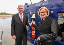 Bundesminister Gerhard Karner und Landeshauptfrau Johanna Mikl-Leitner auf dem Polizeiboot „Limes“.