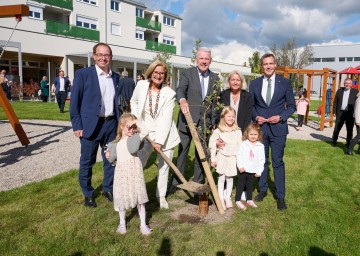 Bei der Eröffnung der 100. Gruppe im Kindergarten Badener Straße – Erich Sedlak in Wr. Neustadt (v.l.): Michael Sedlak, Landeshauptfrau Johanna Mikl-Leitner, Bürgermeister Klaus Schneeberger, Kindergartenleiterin Angelika Blümel und Bildungsstadtrat Philipp Gruber mit Helena, Liona und Louisa.