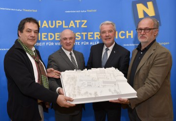 Aus 54 eingereichten Projekten wurde das Projekt des slowenischen Architekturbüros Bevk Perovic ausgewählt. Im Bild Architekt Vasa J. Perovic, Landeshauptmann Dr. Erwin Pröll, Bürgermeister Klubobmann Mag. Klaus Schneeberger und der Vorsitzende des Preisgerichts Architekt Univ.-Prof. DI Andras Palffy (v. l. n. r. ).