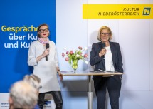 Moderatorin Nina Schedlmayer und Landeshauptfrau Johanna Mikl-Leiter bei den Gesprächen über Kunst & Kultur im Cafè Altes Depot in Mistelbach