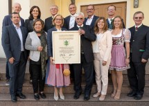 Landeshauptfrau Johanna Mikl-Leitner und Bürgermeister Hermann Gindl mit Mandataren und Bürgermeistern aus der Region.