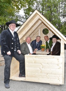 NÖ Holzbaupreis 2018 vorgestellt: Landesinnungsmeister-Stellvertreter Wolfgang Huber, „proHolz“-Obmann Franz Schrimpl, Landesrat Martin Eichtinger, Franz Fischer von der Landwirtschaftskammer Niederösterreich und Landesinnungsmeister Josef Daxelberger (v.l.n.r.).