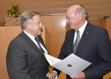 Landeshauptmann Dr. Erwin Pröll überreichte Franz List, Chairman der F. List GmbH in Thomasberg, das \"Silberne Komturkreuz des Ehrenzeichens für Verdienste um das Bundesland Niederösterreich\".