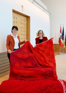Monika Nemetz-Roither überbrachte Landeshauptfrau Johanna Mikl-Leitner einen Häkelteppich