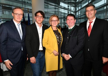 Landesamtsdirektor Werner Trock und Landeshauptfrau Johanna Mikl-Leitner mit den für besondere Leistungen ausgezeichneten Mitarbeitern Michael Pirkl (2. v. l.),  Andreas Böhmer (2. v. r.) und Peter Dorn (1. v. r.)