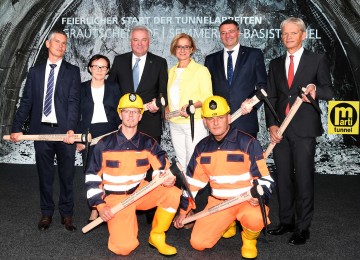 Dietmar Kerbis, Geschäftsführer der Marti GmbH Österreich, Tunnelpatin Martha Mühlburger, Vizerektorin der Montanuni Leoben, der steirische Landeshauptmann Hermann Schützenhöfer, Landeshauptfrau Johanna Mikl-Leitner, Infrastrukturminister Jörg Leichtfried und Franz Bauer, Vorstandsdirektor der ÖBB-Infrastruktur AG, mit Mineuren (vorne) beim Startschuss für die Tunnelarbeiten (v.l.n.r.)