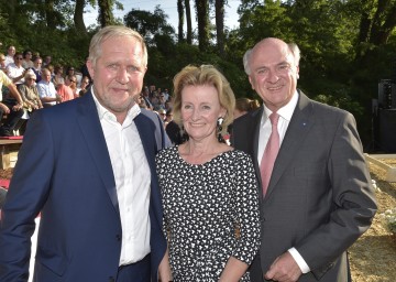 Im Bild von links nach rechts: Harald Krassnitzer, Generaldirektorin der Hofreitschule Elisabeth Gürtler, Landeshauptmann Dr. Erwin Pröll.