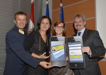 Die NÖ Jugend-App mit digitalem Jugendausweis präsentierten Landespolizeikommandant-Stellvertreter Franz Popp, Innenministerin Mag. Johanna Mikl-Leitner, Carina Mader (Jugendinfo NÖ) und Jugendlandesrat Mag. Karl Wilfing