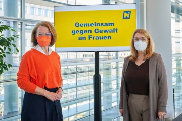 „16 Tage gegen Gewalt an Frauen“: Die Landesrätinnen Christiane Teschl-Hofmeister und Ulrike Königsberger-Ludwig (v.l.n.r.) präsentierten in St. Pölten die Hilfs- und Beratungsmöglichkeiten für betroffene Frauen in Niederösterreich.