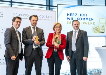 Eröffnung des Philoro Goldwerks in Korneuburg. Im Bild Korneuburgs Bürgermeister Christian Gepp, Geschäftsführer Rudolf Brenner, Landeshauptfrau Johanna Mikl-Leitner und Geschäftsführer René Brückler (v.l.n.r.)