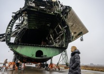 Landeshauptfrau Johanna Mikl-Leitner vor dem zerstörten Antonov-Frachtflugzeug.
