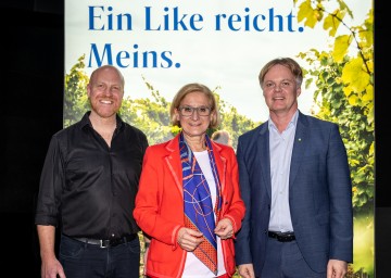 Tourismusgipfel 2024, von links nach rechts: Keynote-Speaker Richard Seidl, Landeshauptfrau Johanna Mikl-Leitner und NÖ Werbung-Geschäftsführer Michael Duscher.