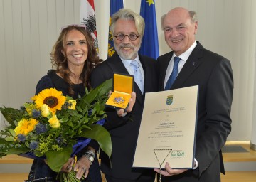 Landeshauptmann Dr. Erwin Pröll überreichte Prof. Adi Hirschal, im Bild mit Gattin Ela, das „Große Goldene Ehrenzeichen für Verdienste um das Bundesland Niederösterreich“.