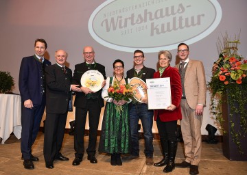 Zum \"Top-Wirt des Jahres 2017\" wurde der Puchegger-Wirt von Johann und Sylvia Puchegger mit ihrem Sohn Christoph gekürt.