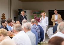 Landeshauptfrau Johanna Mikl-Leitner flankiert von Waldland-Obmann Robert Haidl (links) und Waldland-Geschäftsführer Franz Tiefenbacher mit den Gästen beim Waldland Vielfalter-Sommerfest in Friedersbach.