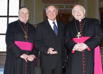 Propst Mag. Maximilian Fürnsinn, Landeshauptmann Dr. Erwin Pröll und der Apostolische Nuntius Erzbischof Dr. Peter Zurbriggen.