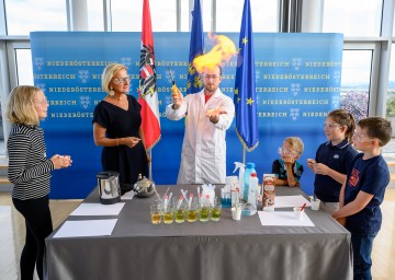 Landeshauptfrau Johanna Mikl-Leitner ist überzeugt: „Das Programm von ‚Science goes School‘ ermöglicht Niederösterreichs Schülerinnen und Schülern jedes Mal aufs Neue spannende Einblicke in die Welt der Wissenschaft.“