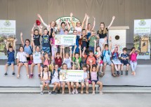 Die Schülerinnen und Schüler der Volksschule Alland hatten viel Spaß mit Landeshauptfrau Johanna Mikl-Leitner und Landesrätin Christiane Teschl-Hofmeister beim großen Abschlussfoto zur Schulaktion Nistkästen.