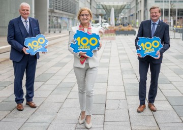 Landeshauptfrau Johanna Mikl-Leitner mit LH-Stellvertreter Franz Schnabl (links) und Landesrat Gottfried Waldhäusl (rechts) vor dem Landhaus.