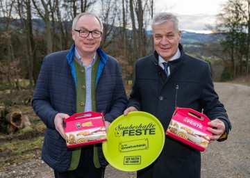 LH-Stellvertreter Stephan Pernkopf und NÖ Umweltverbände-Präsident Anton Kasser machen auf die neue Anmeldeplattform für Sauberhafte Feste aufmerksam.
