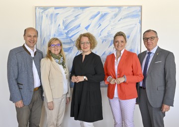 Präsident Johannes Pressl (NÖ Gemeindebund), stellvertretende Landesgeschäftsführerin Sandra Kern (AMS NÖ), Familien-Landesrätin Christiane Teschl-Hofmeister, Arbeitsmarkt-Landesrätin Susanne Rosenkranz und Präsident Rupert Dworak (NÖ Gemeindevertreterverband)